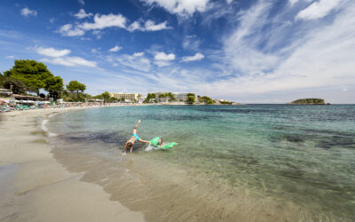 «Santa Eulària: El paraíso del turismo familiar presenta su guía de actividades de mar»